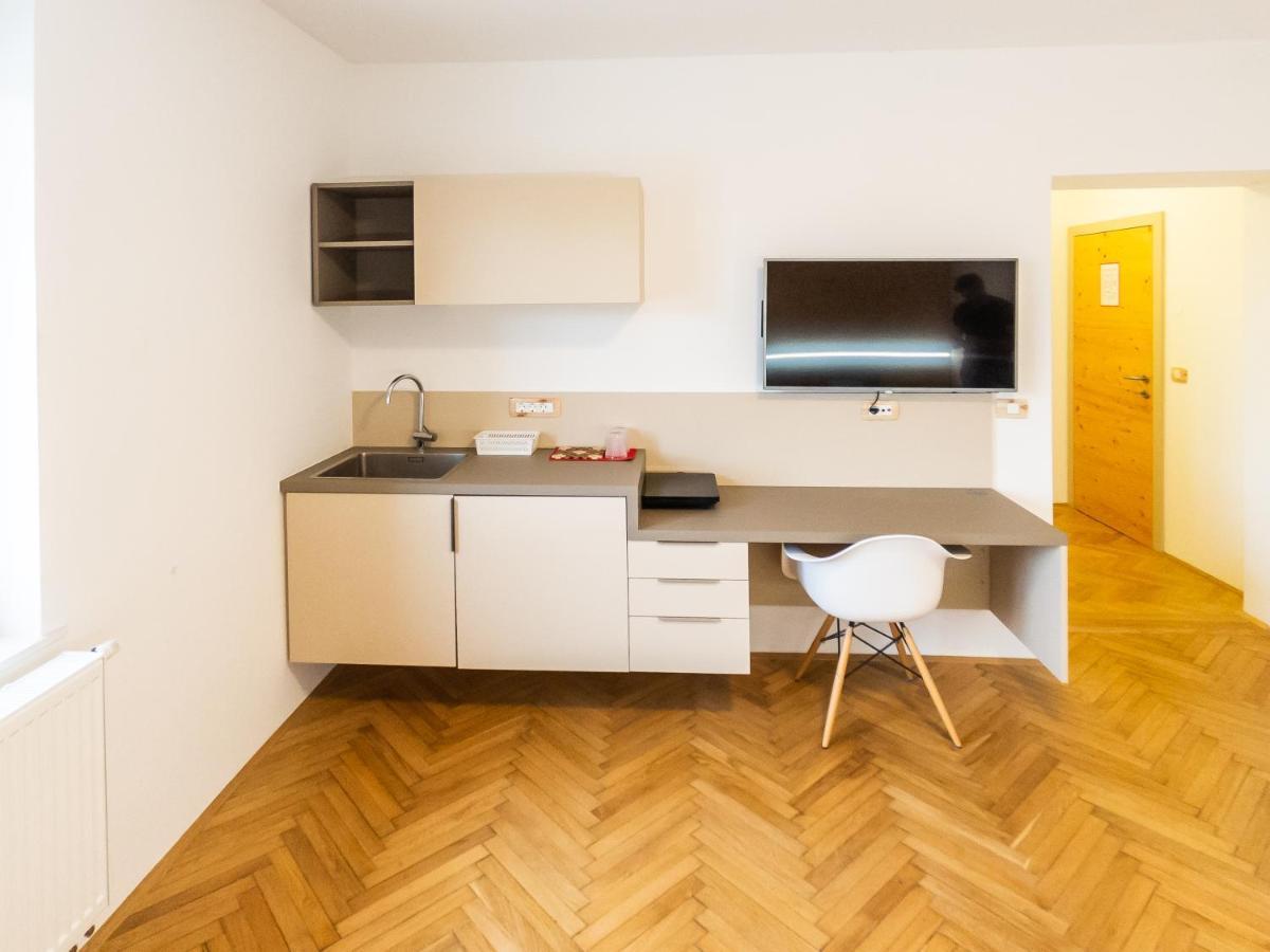 Kamr'Ca Appartement Ljubljana Buitenkant foto